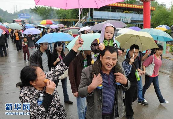 全国各地景区迎来客流高峰 大部地区天气适宜出行