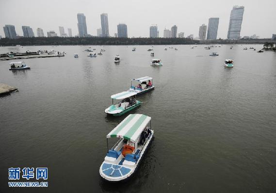 全国各地景区迎来客流高峰 大部地区天气适宜出行