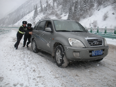 多部门协同配合鏖战暴雪 确保伊犁交通畅通无阻