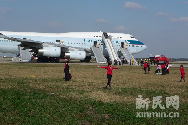 浦东机场国泰航班疑似起火 乘客紧急逃生3人伤