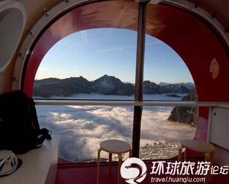 阿尔卑斯山顶的悬空旅馆 你敢住吗？