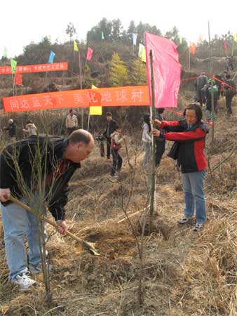 百名外国专家齐聚银山参加植树活动