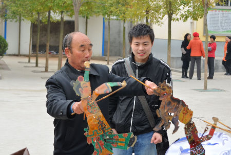 郑州大学赛扶团队感受罗山皮影文化魅力