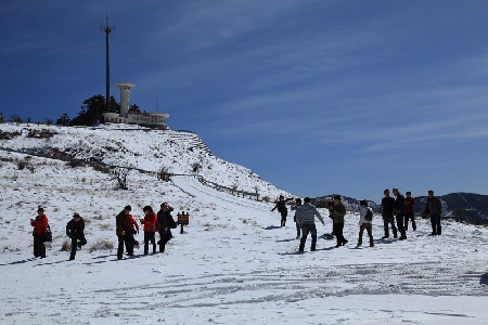 神农架骤降春雪乐煞游客（组图）