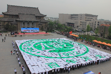 迎接世界地球日 千余名河大学子拼图倡环保