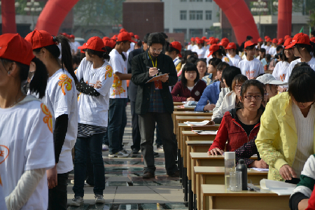 河师大：576名大学生挥毫泼墨喜迎十八大