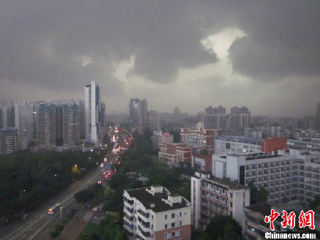 广州再遭强雷暴雨袭击 白昼如夜