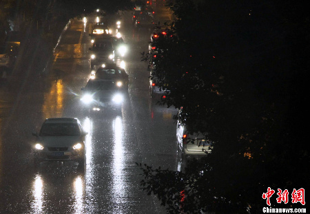 广州再遭强雷暴雨袭击 白昼如夜