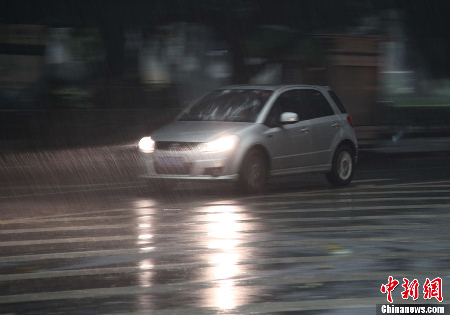 广州再遭强雷暴雨袭击 白昼如夜