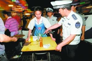 北京高考接考生车辆不限行 警用车位向家长开放