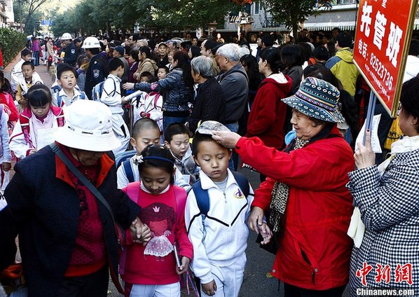 “中国式接送”引热议 孩子成长如此呵护