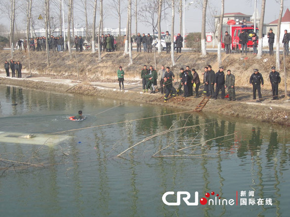 河南商丘一客车坠入池塘致12人遇难 幸存者救出多名乘客