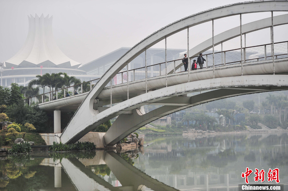 北京持续雾霾引发市民抢购口罩