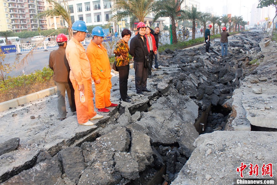 广西北海地下管道发生爆炸 掀翻80米路面