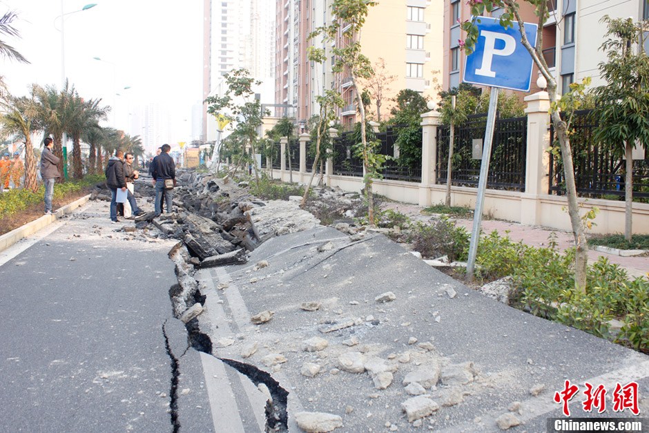 广西北海地下管道发生爆炸 掀翻80米路面