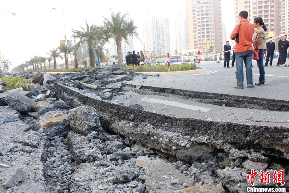 广西北海地下管道发生爆炸 掀翻80米路面