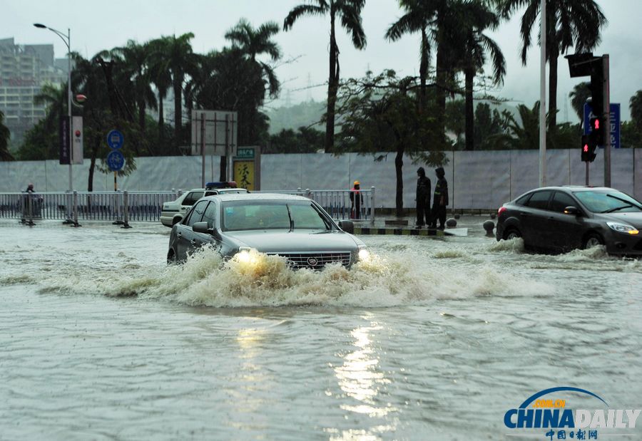 三亚再遭暴雨袭击 街头水流又成“河”