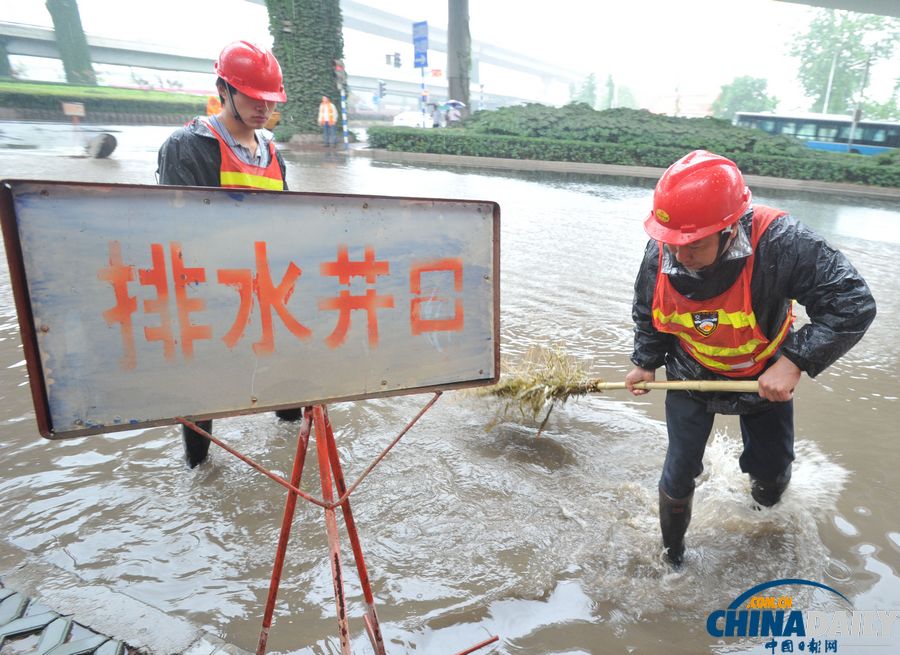 南京发暴雨橙色预警信号 市区多处道路积水