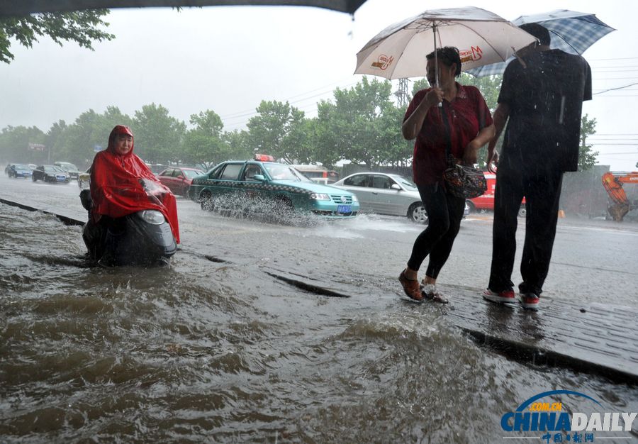 南京发暴雨橙色预警信号 市区多处道路积水