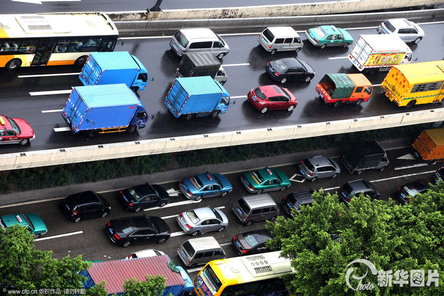 暴雨过后广州全城大塞车 车龙汇聚车速慢如蜗牛