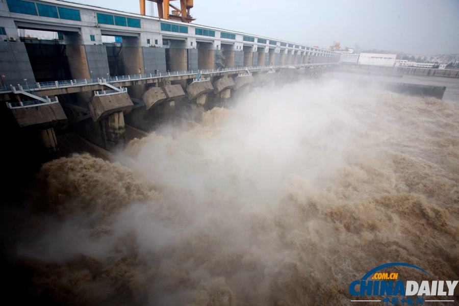 高清组图：长江葛洲坝开闸泄洪 浊浪腾空