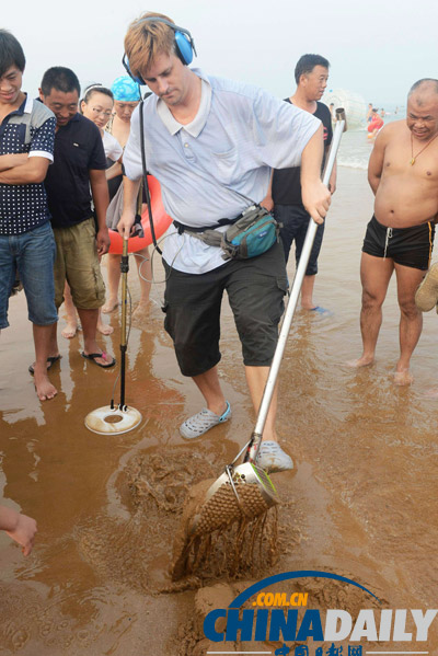 山东青岛：外国友人义务清理沙滩废旧金属