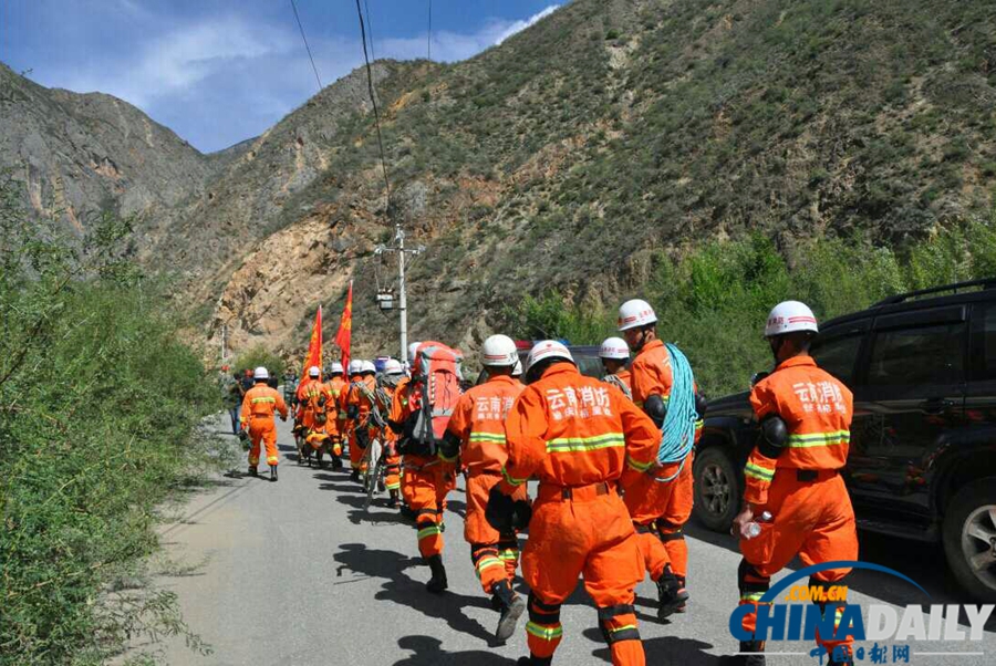 高清：川滇交界发生5.1级地震 迪庆消防官兵徒步挺进灾区救援