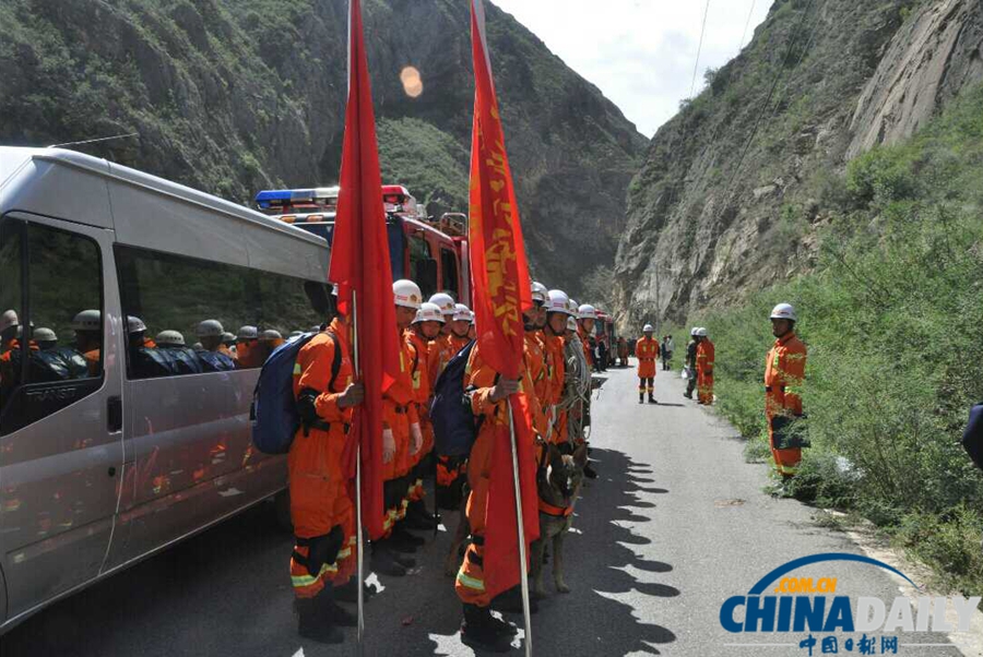 高清：川滇交界发生5.1级地震 迪庆消防官兵徒步挺进灾区救援