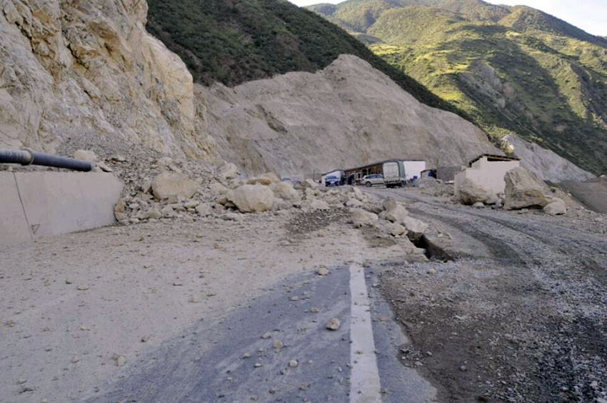 高清：川滇交界发生5.1级地震 迪庆消防官兵徒步挺进灾区救援