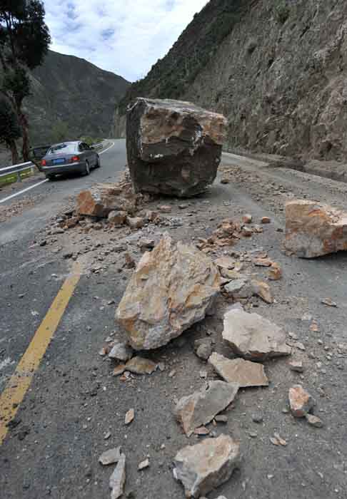 高清：川滇交界发生5.1级地震 迪庆消防官兵徒步挺进灾区救援