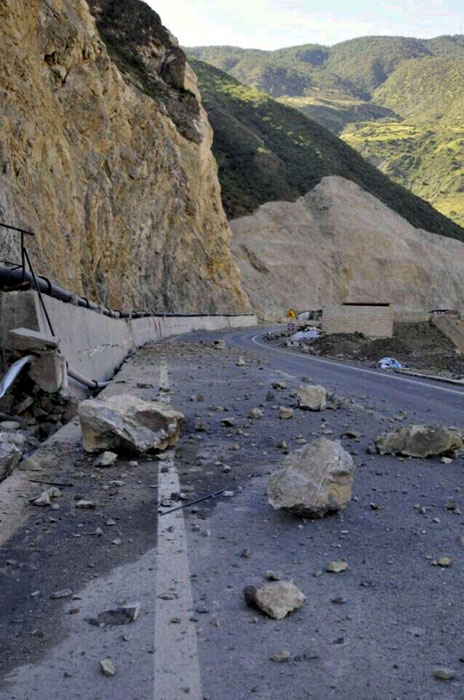 高清：川滇交界发生5.1级地震 迪庆消防官兵徒步挺进灾区救援