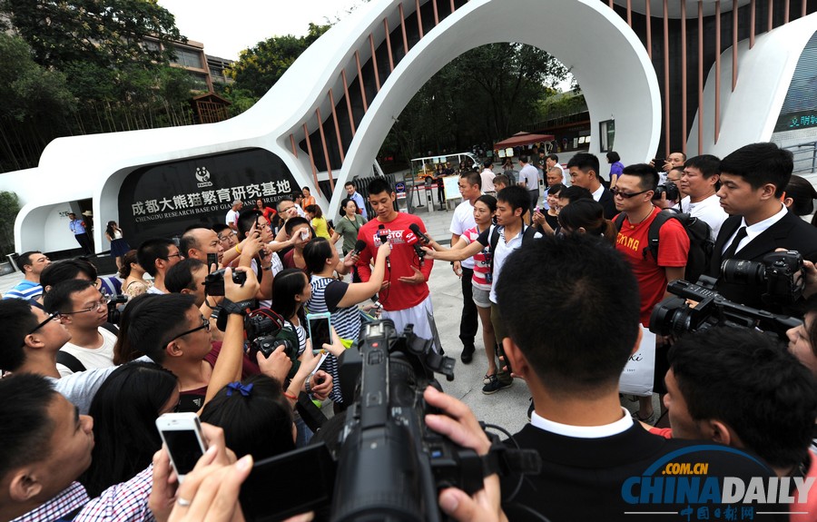 NBA球星林书豪参观成都熊猫基地