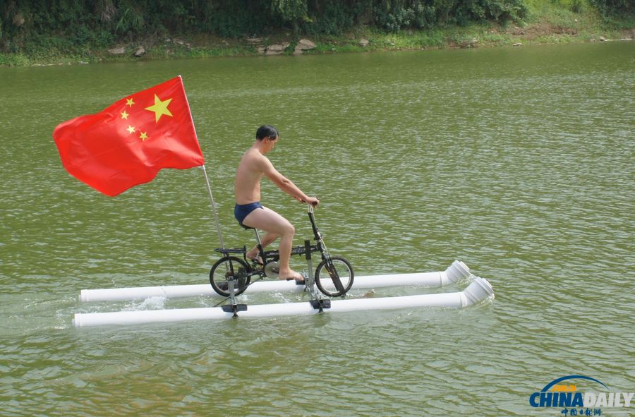 贵州镇宁：退休公务员造出“水上自行车”