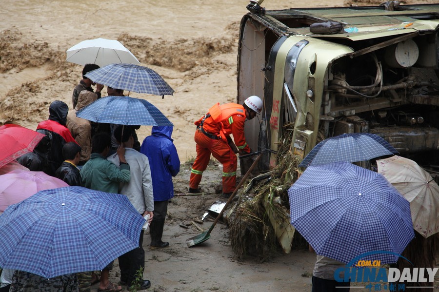 云南山洪泥石流冲断路桥 2车坠河致4人死7人失踪