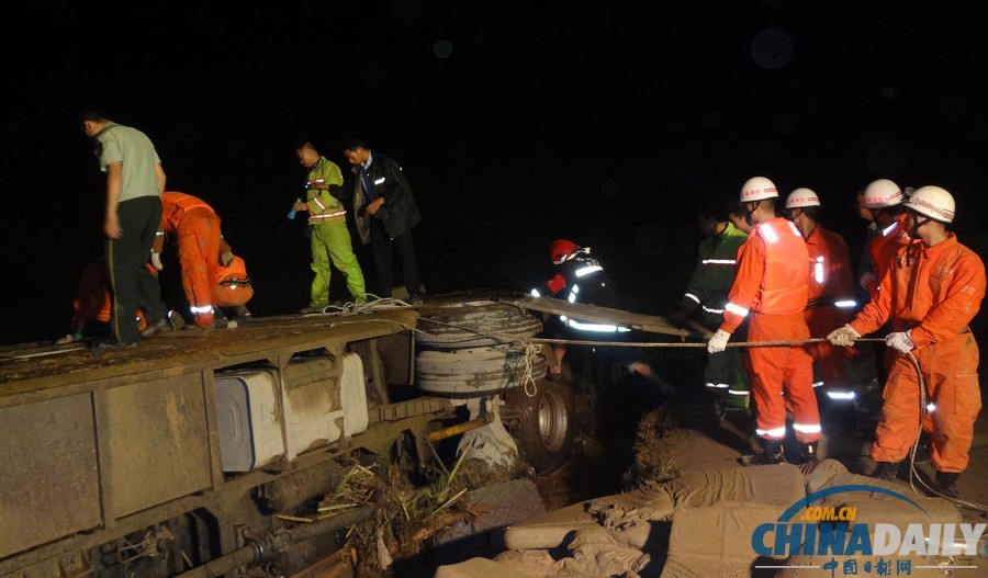 云南山洪泥石流冲断路桥 2车坠河致4人死7人失踪