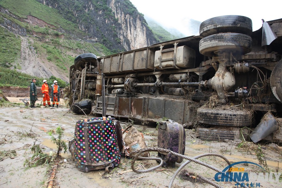 云南山洪泥石流冲断路桥 2车坠河致4人死7人失踪