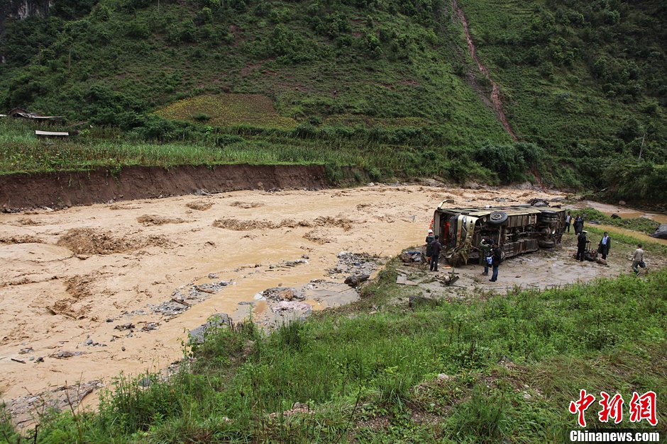 云南山洪泥石流冲断路桥 2车坠河致4人死7人失踪