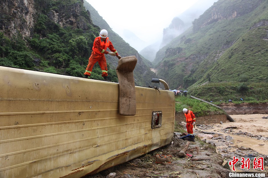 云南山洪泥石流冲断路桥 2车坠河致4人死7人失踪