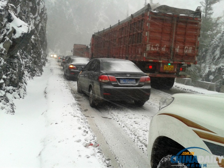 新疆哈密迎来降雪天气 山区路段车辆拥堵滞留