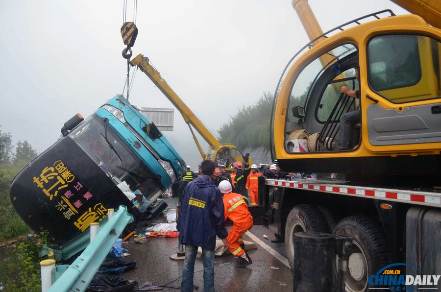 沪昆高速贵州凯里段大客车侧翻致2死43伤