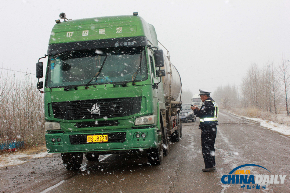 内蒙古东部迎大范围降雪降温天气 局地降温达10℃