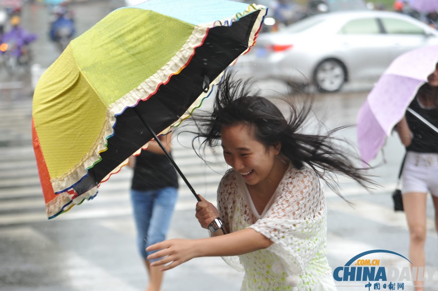 台风“百合”逼近海南 琼海市民躲雨避风各有高招