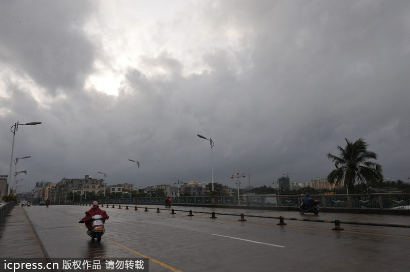 台风“百合”逼近海南 琼海市民躲雨避风各有高招
