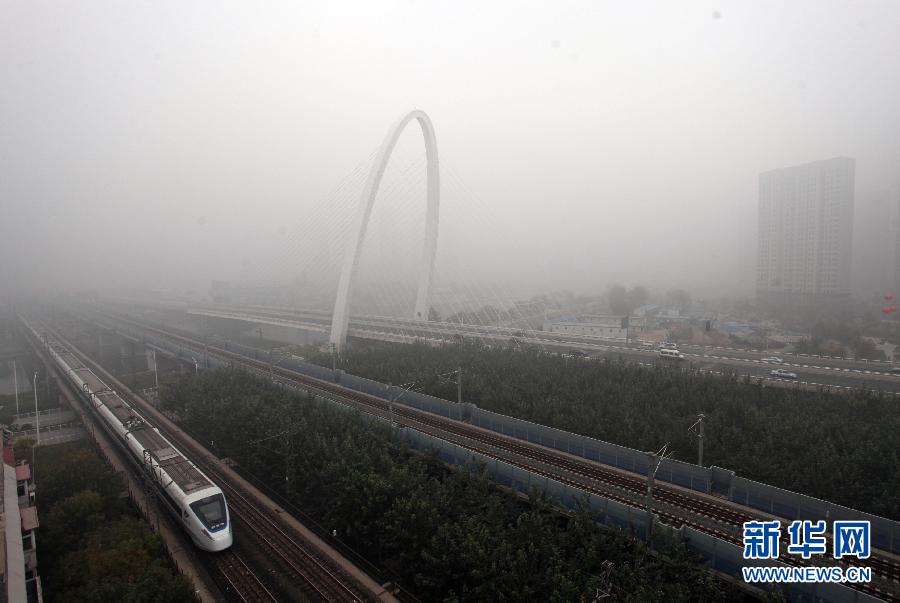 全国多地遭遇雾霾 大明湖成“白纸”一张