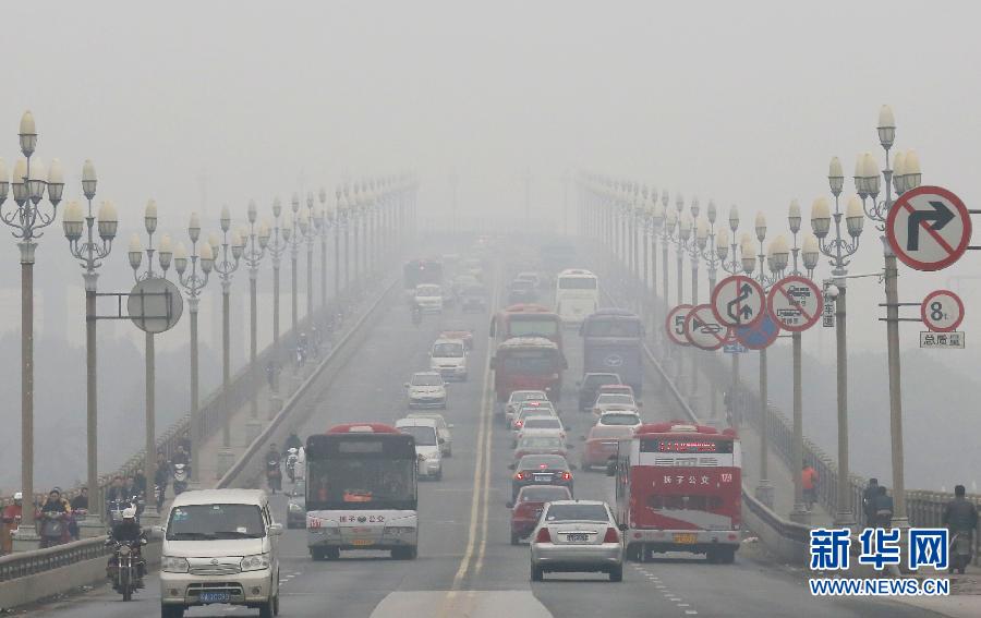 全国多地遭遇雾霾 大明湖成“白纸”一张