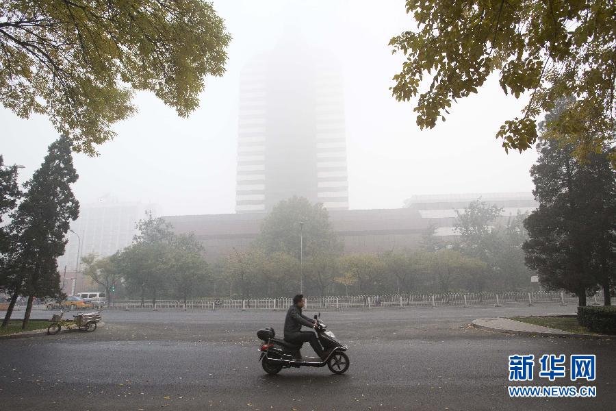 全国多地遭遇雾霾 大明湖成“白纸”一张