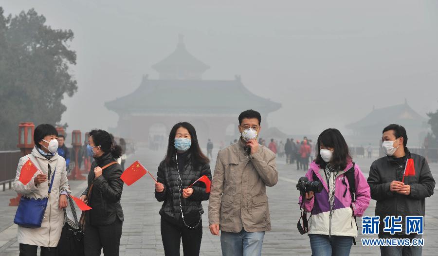 全国多地遭遇雾霾 大明湖成“白纸”一张