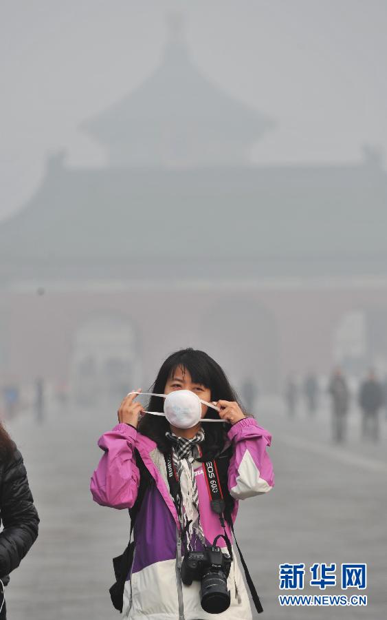 全国多地遭遇雾霾 大明湖成“白纸”一张