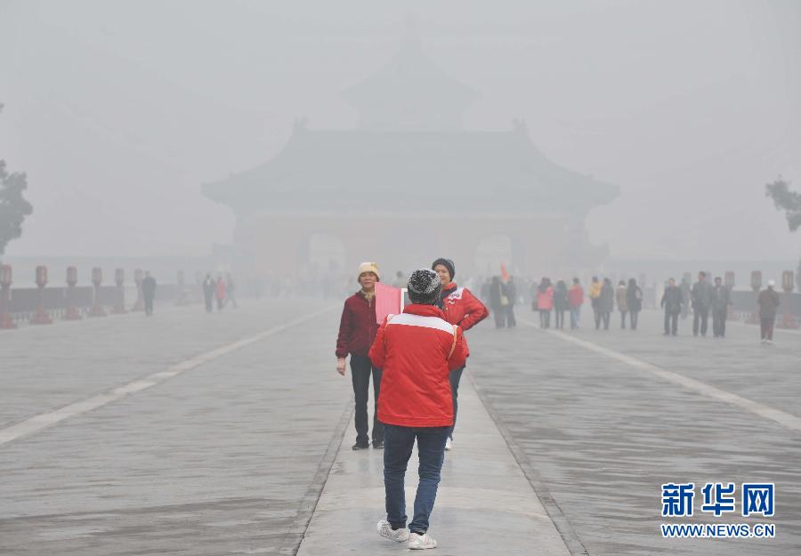 全国多地遭遇雾霾 大明湖成“白纸”一张