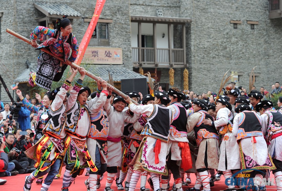 四川理县羌寨举行“花儿纳吉”赛歌节 欢庆羌历新年